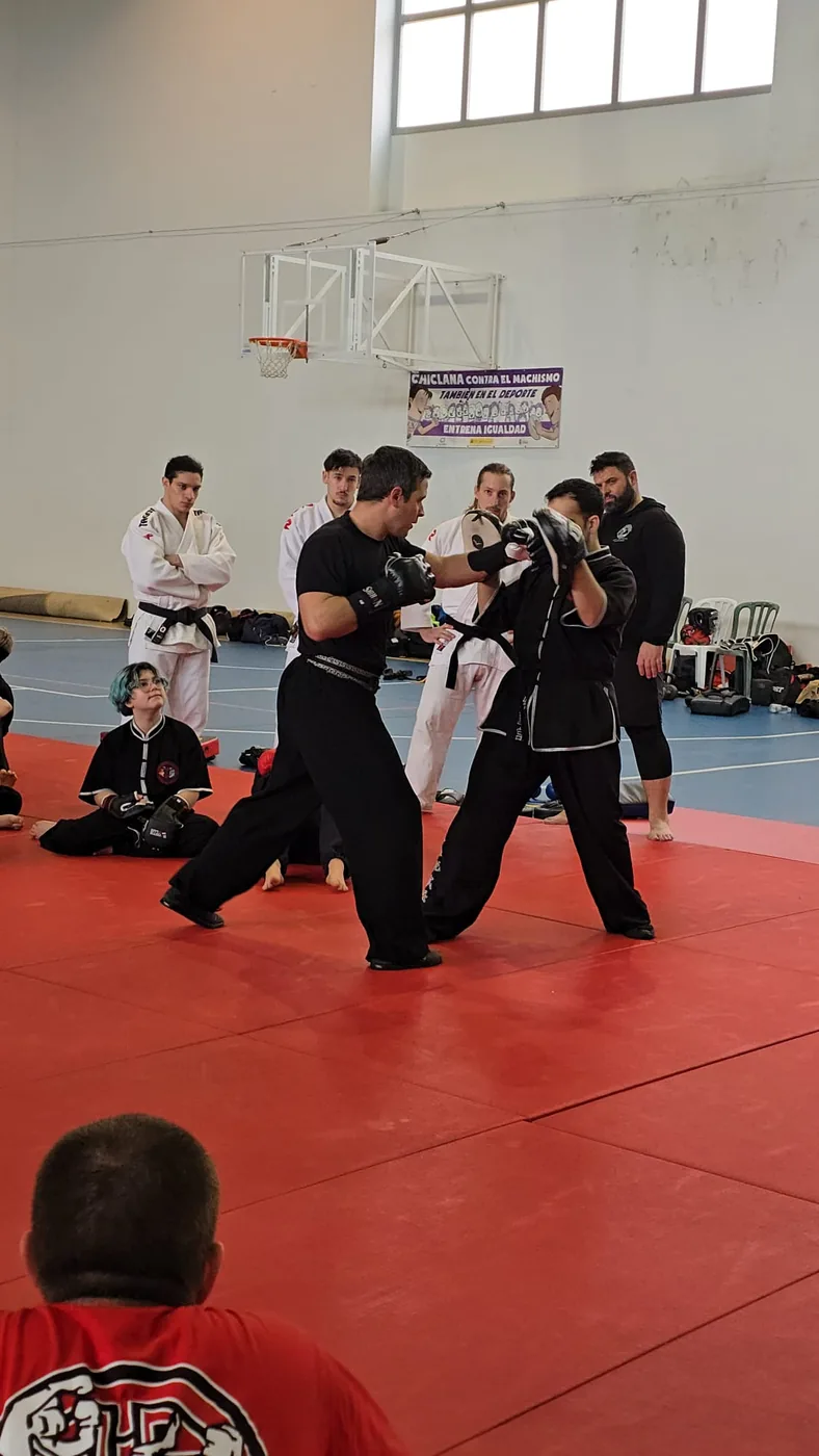 Entrenamiento por parejas durante una jornada de la escuela
