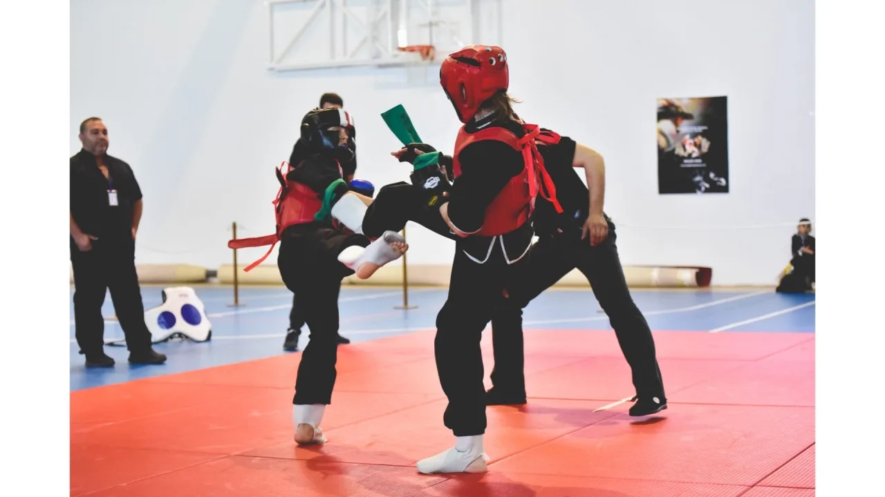 Asalto con armas acolchadas en un campeonato de la escuela