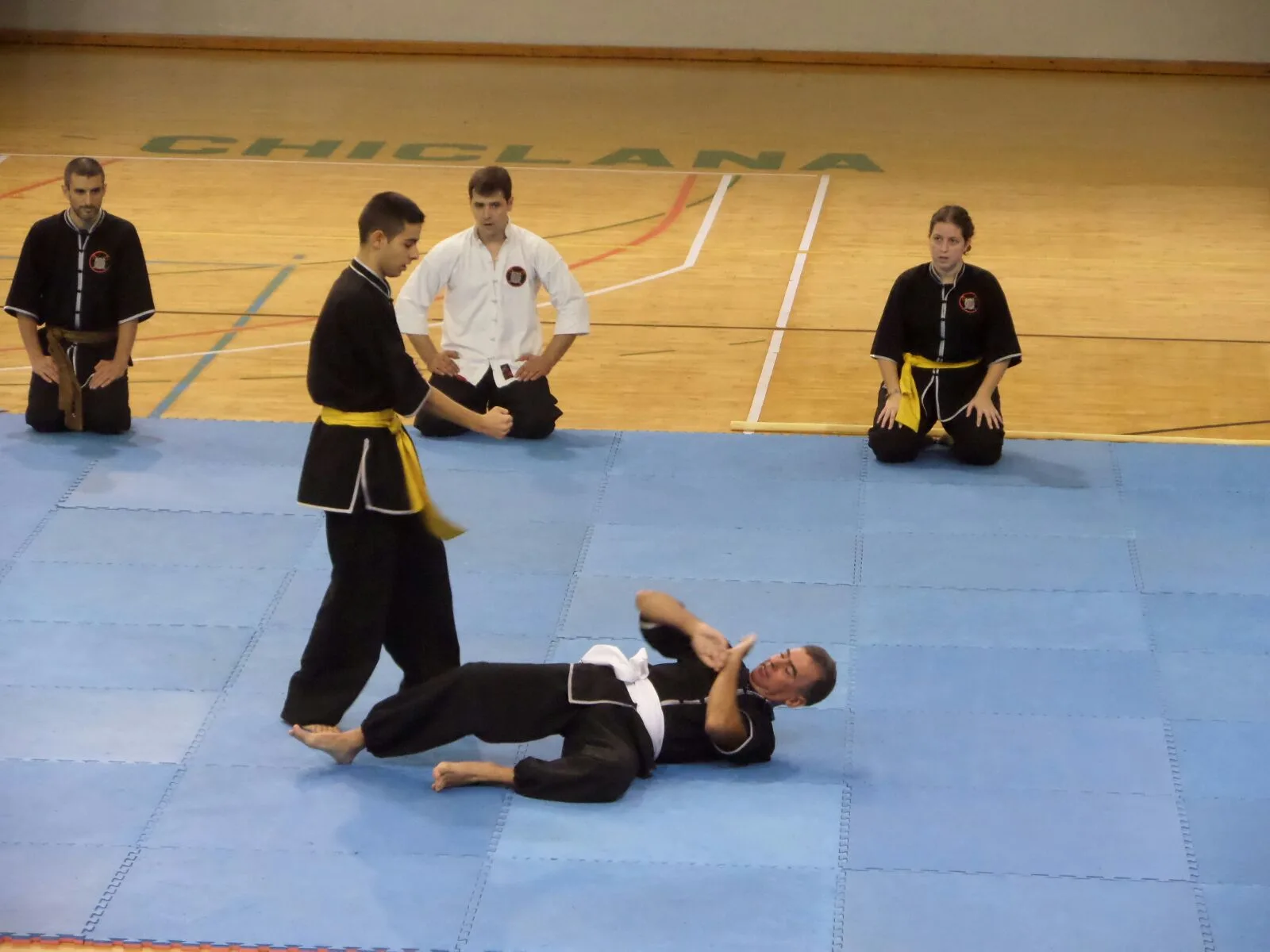 Trabajo de control en el suelo en una clase de Wing Chun