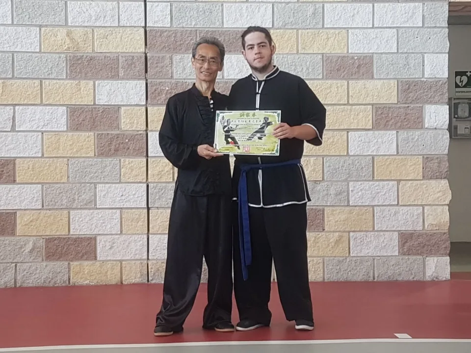 Entrega de diploma junto al maestro Che Kong Mak