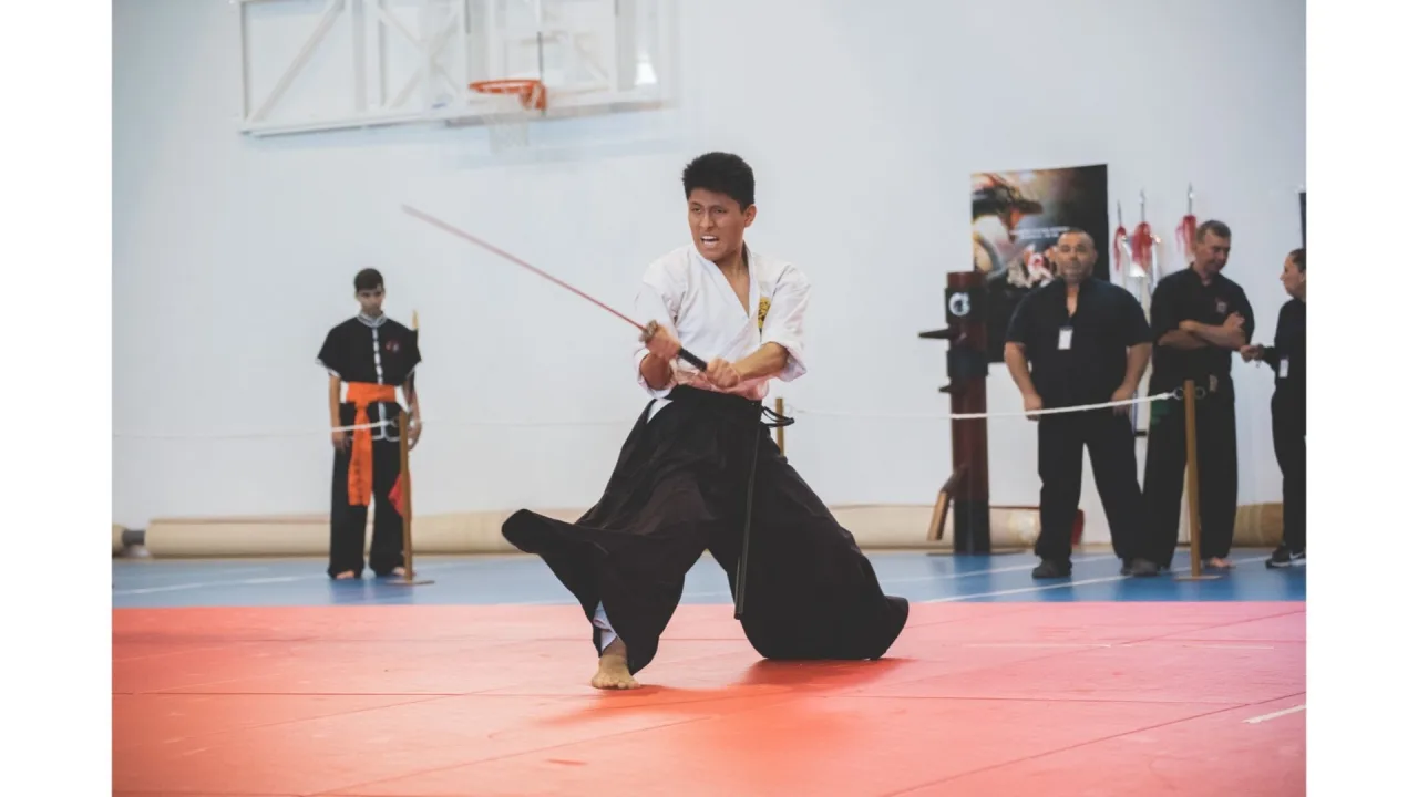 Forma con espada durante un campeonato de kung fu