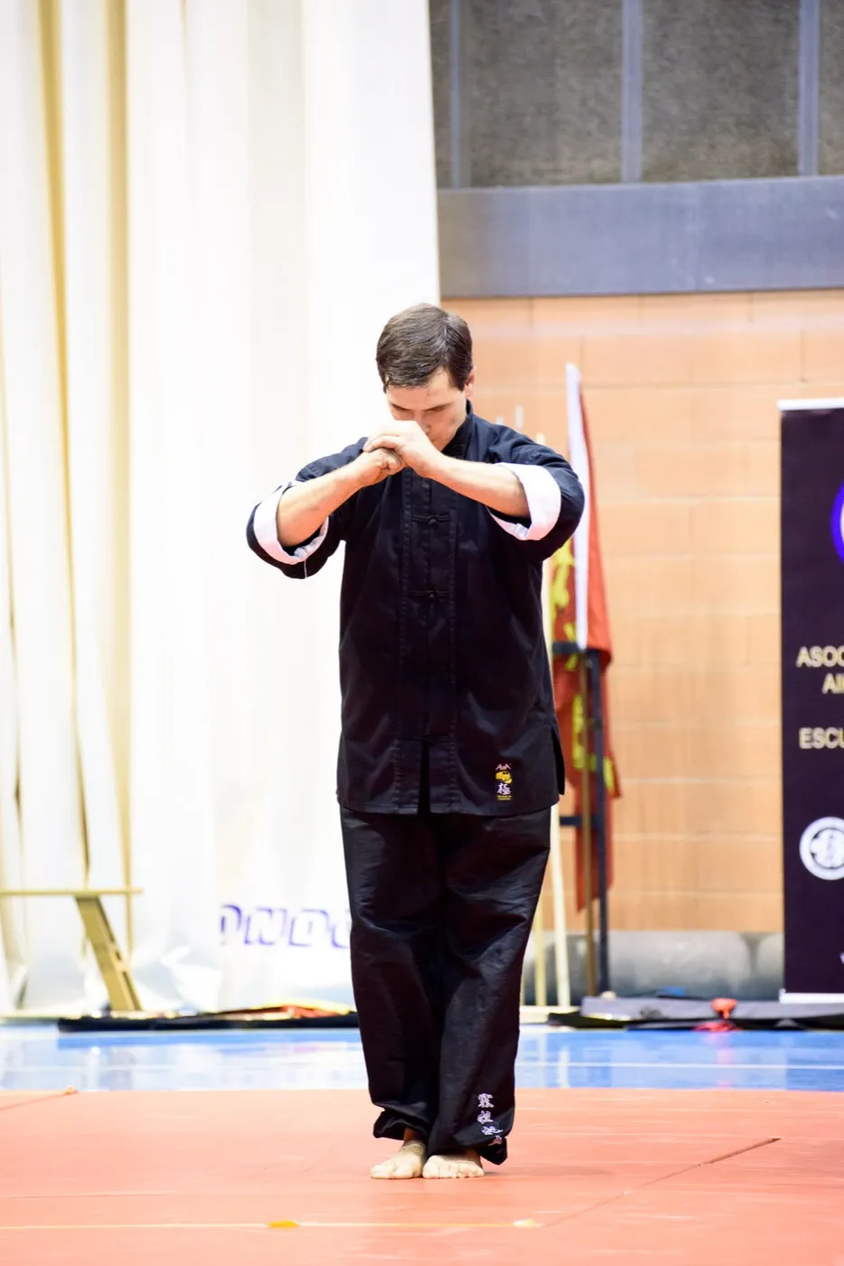 Alumno haciendo el saludo tradicional antes de entrenar