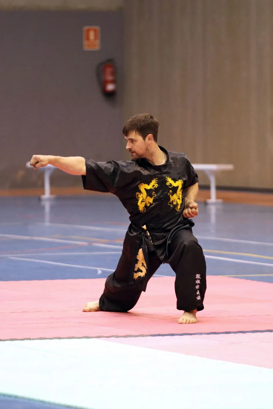 Shifu Juan Manuel ejecutando una forma sobre el tatami
