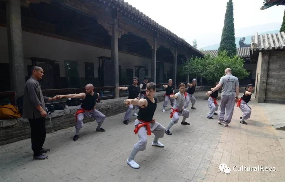 Alumnos de la escuela entrenando en el Templo de Shaolin Alumnos de la escuela entrenando en el Templo de Shaolin
