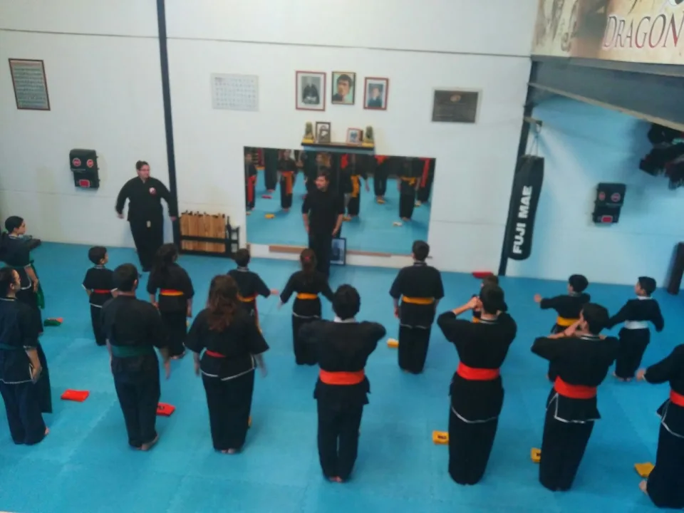 Grupo infantil en formación durante la clase, de espaldas frente al espejo de la escuela