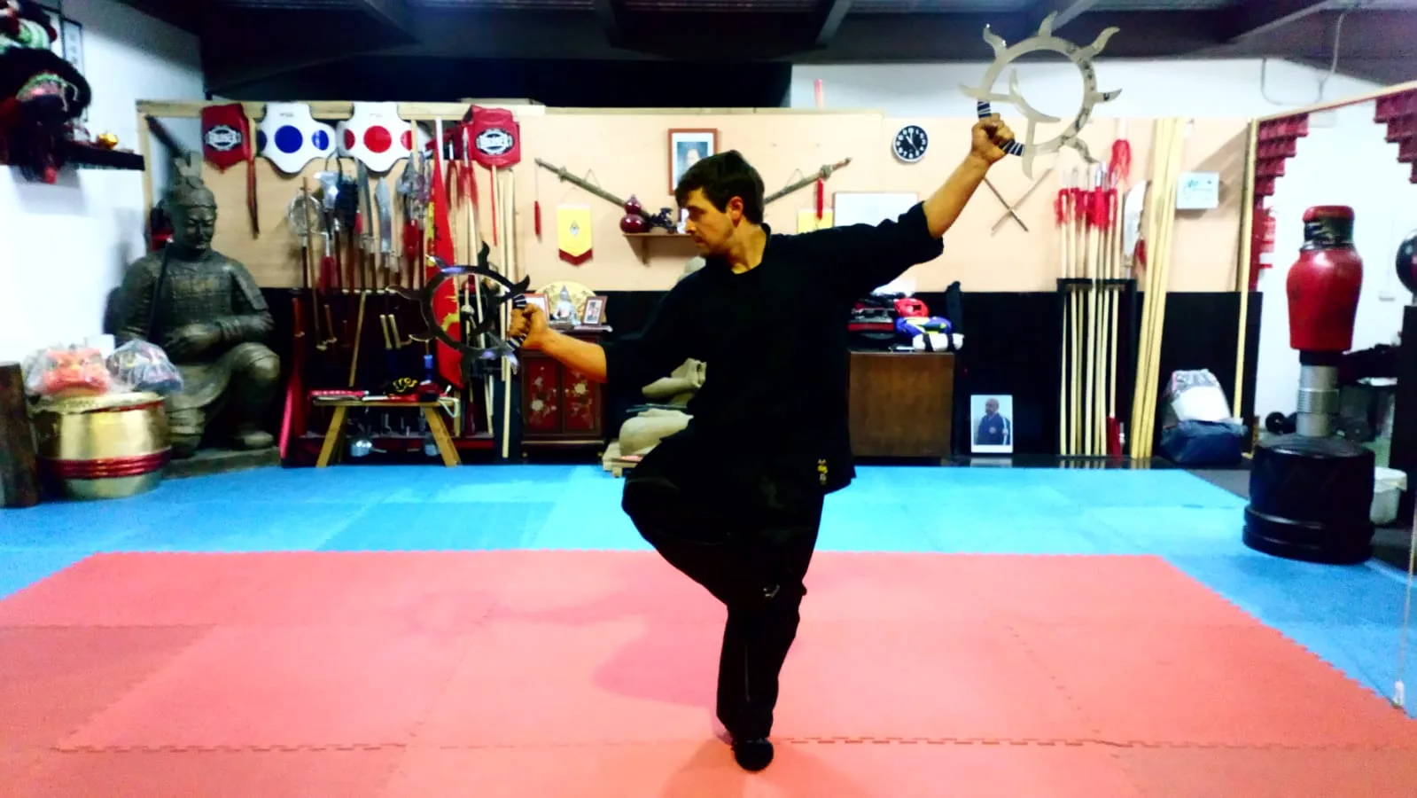 Shifu Juan Manuel ejecutando una forma en la sala de la escuela Shifu Juan Manuel ejecutando una forma en la sala de la escuela
