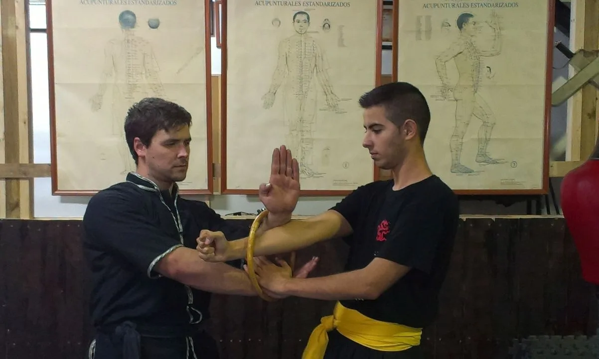 Trabajo de brazos a corta distancia en una clase de Wing Chun
